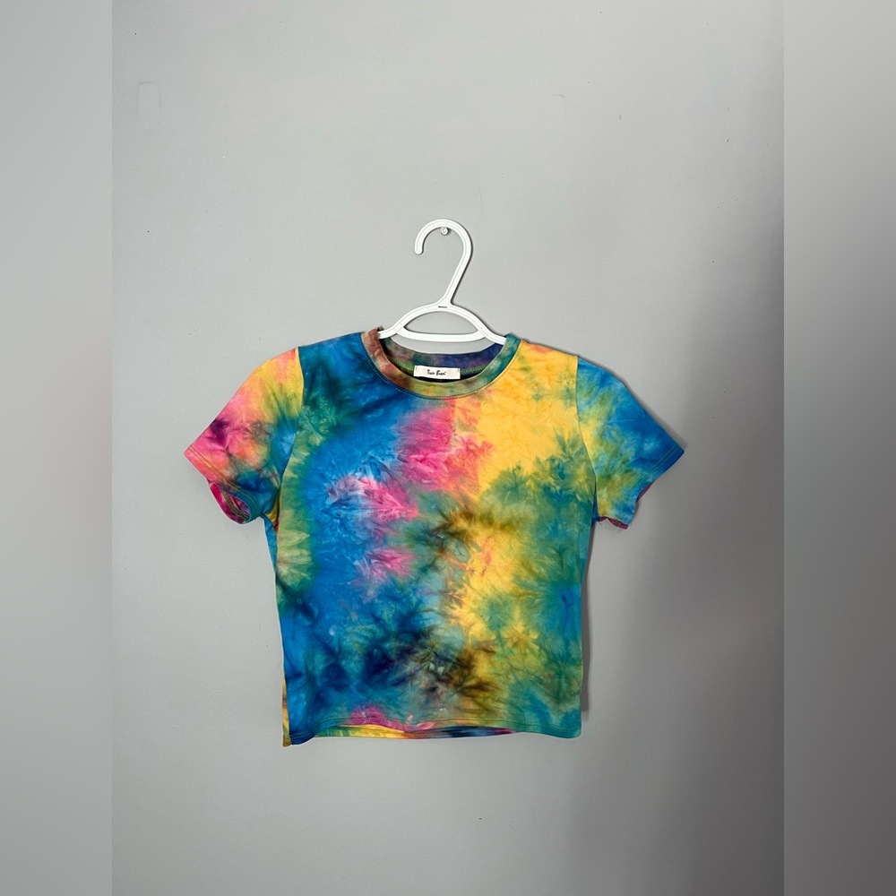 Small cropped tie- dye tee.
